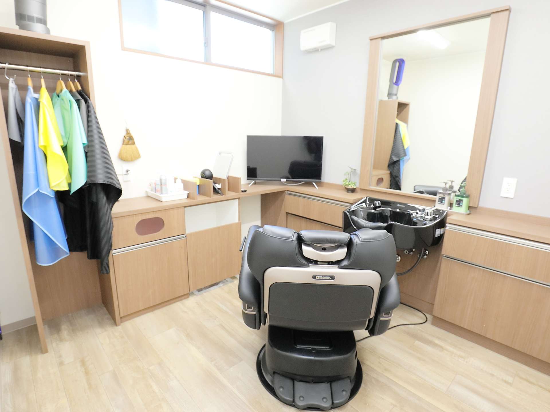 最高級の理容椅子が用意された静かでくつろげる個室空間